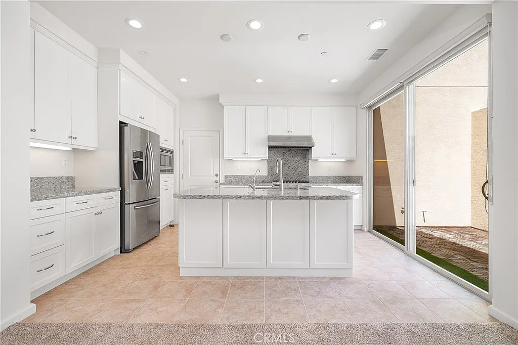 3 bed, 1619 sqft, $4,700 — Photo 4