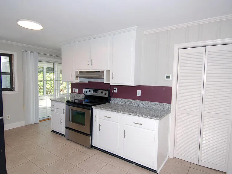 727 Graham St — Photo 3