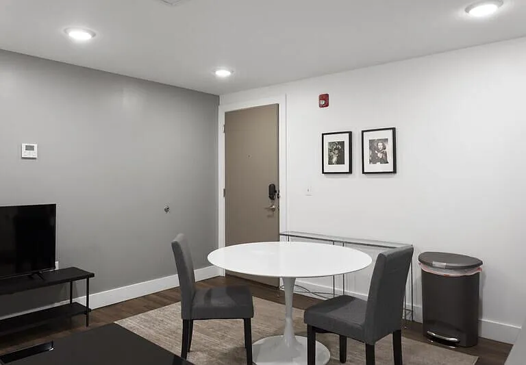The Netherland Apartments — Photo 16
