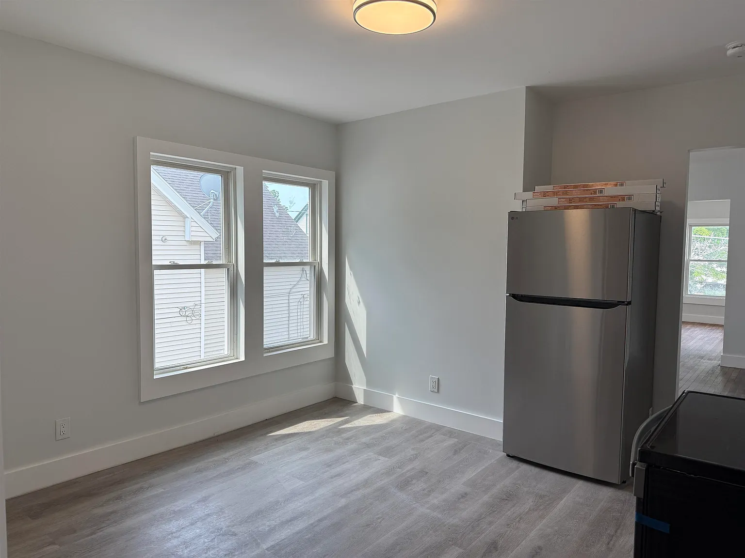3 bed, 1.0 bath, 1418 sqft, $2,800 — Photo 3