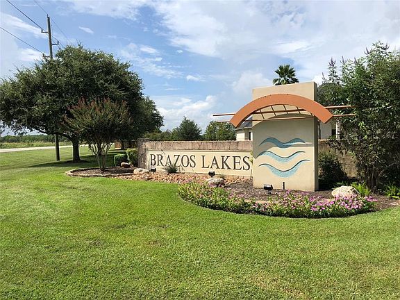 3rd image of 5911 Brazos Lakes Dr