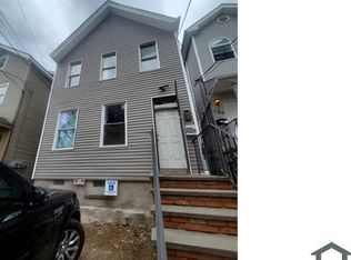 182 1st St #1, Newark, NJ 07107