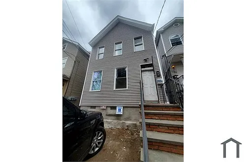 182 1st St #1 Photo 1