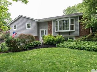 5 Primrose Ln, Huntington, NY 11743