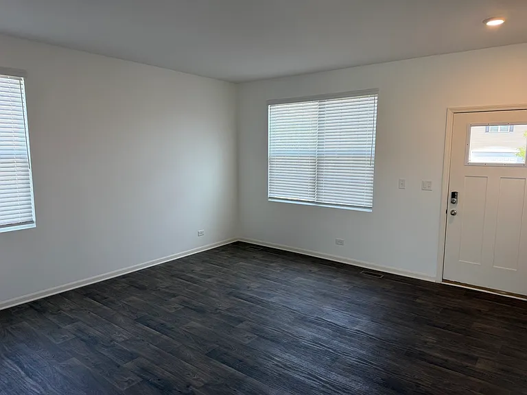 345 Hemlock Ln — Photo 2