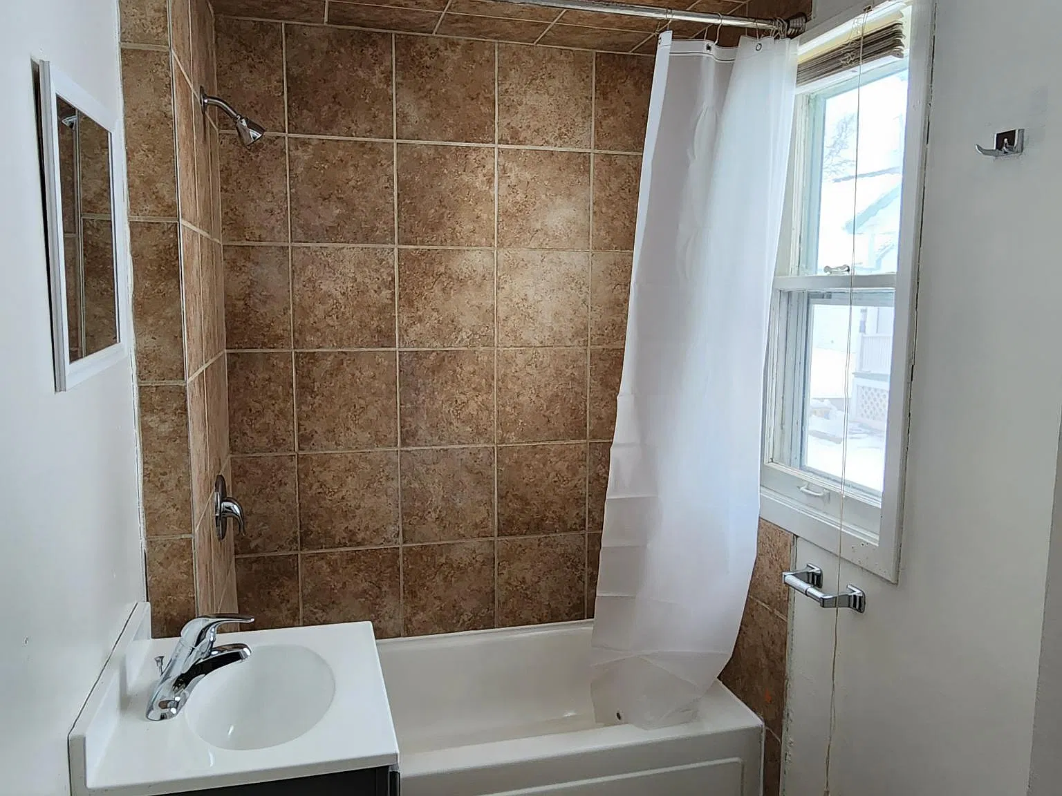 3 bed, 900 sqft, $1,200 — Photo 3
