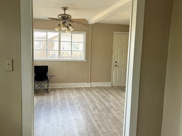 402 Deckbar Ave — Photo 3