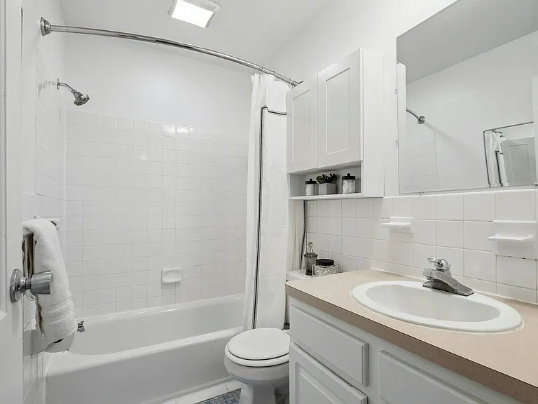 Wayzata Lake Apartments — Photo 21