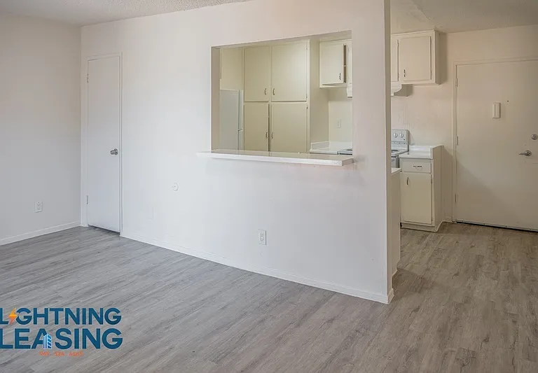 915 N Wilton Pl #304 — Photo 6