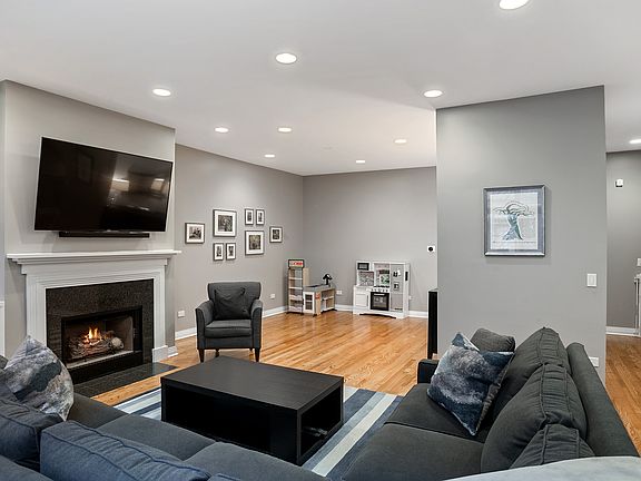 3rd image of 2751 N Greenview Ave APT E