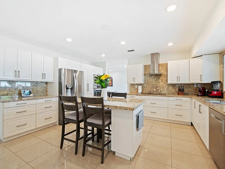 6101 SW 9th St — Photo 4