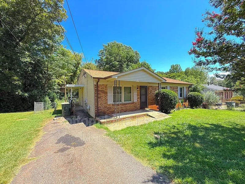 3 bed, 1.5 bath, 1050 sqft, $1,685 — Photo 1