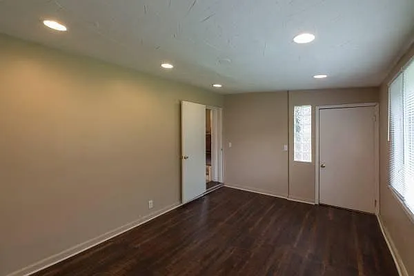 21740 Parklawn St — Photo 8
