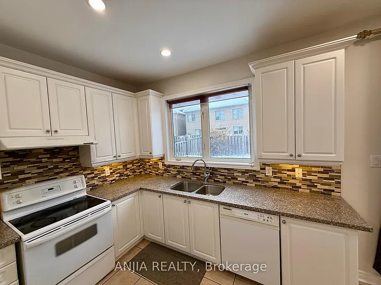 17 Ambercroft St — Photo 6