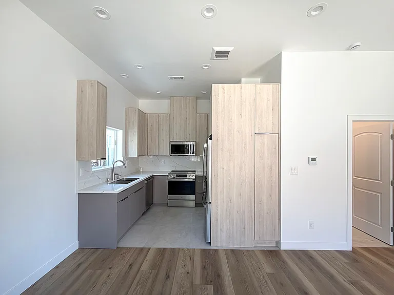 7219 1/2 Summitrose St — Photo 1