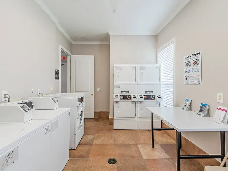 Lakeside Pointe Apartments & Townhomes — Photo 8