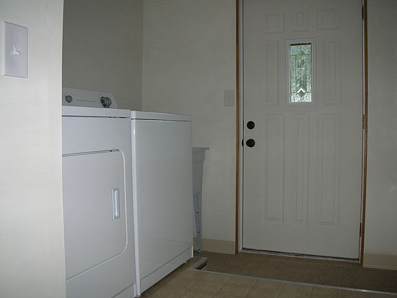 Laundry Room w/Tub