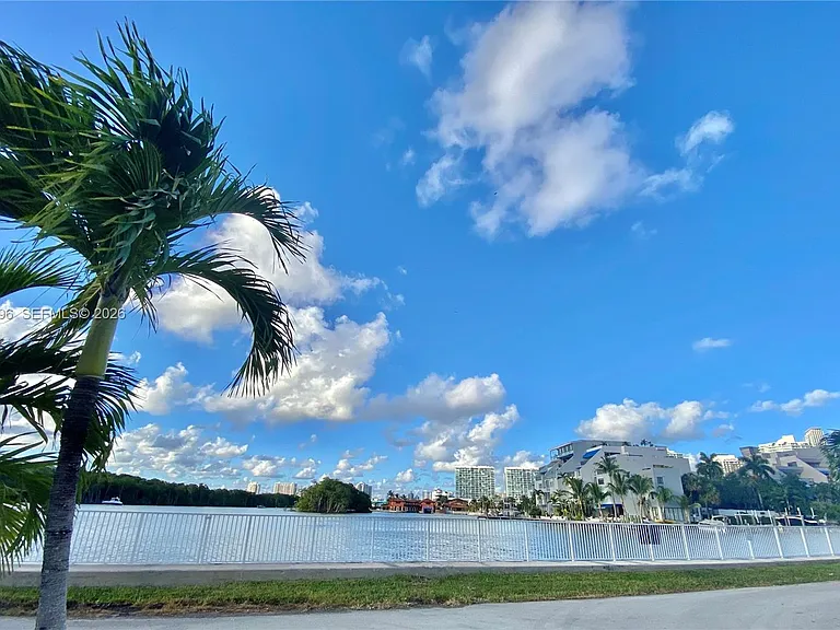 400 Kings Point Dr #811 — Photo 11