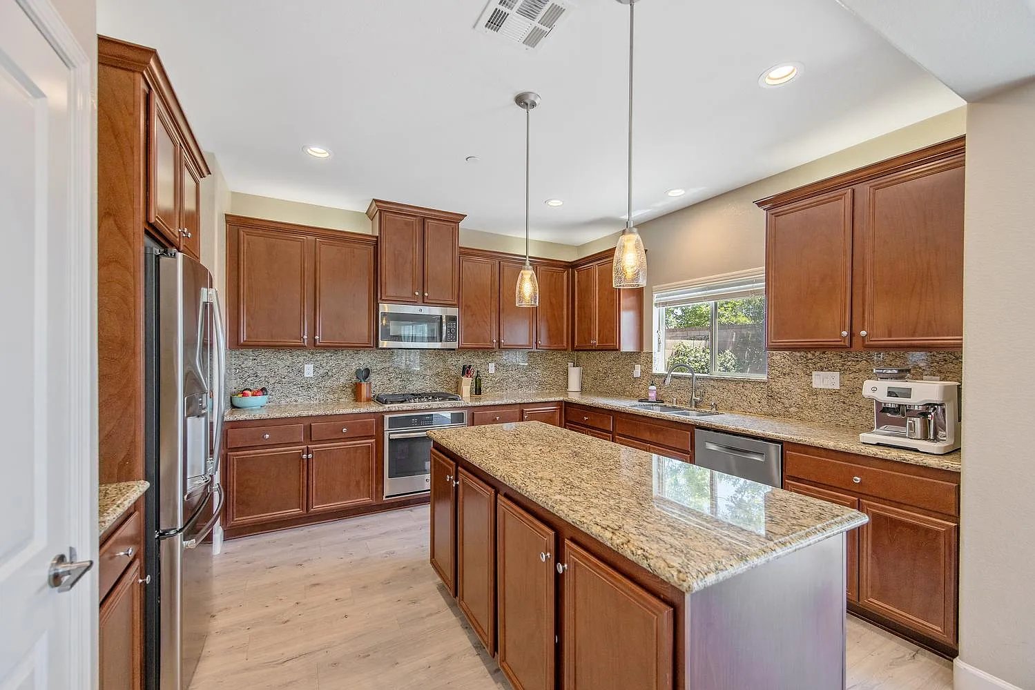 4 bed, 2311 sqft, $4,900 — Photo 3