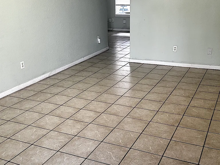 3605 Crestbrook Ct — Photo 3