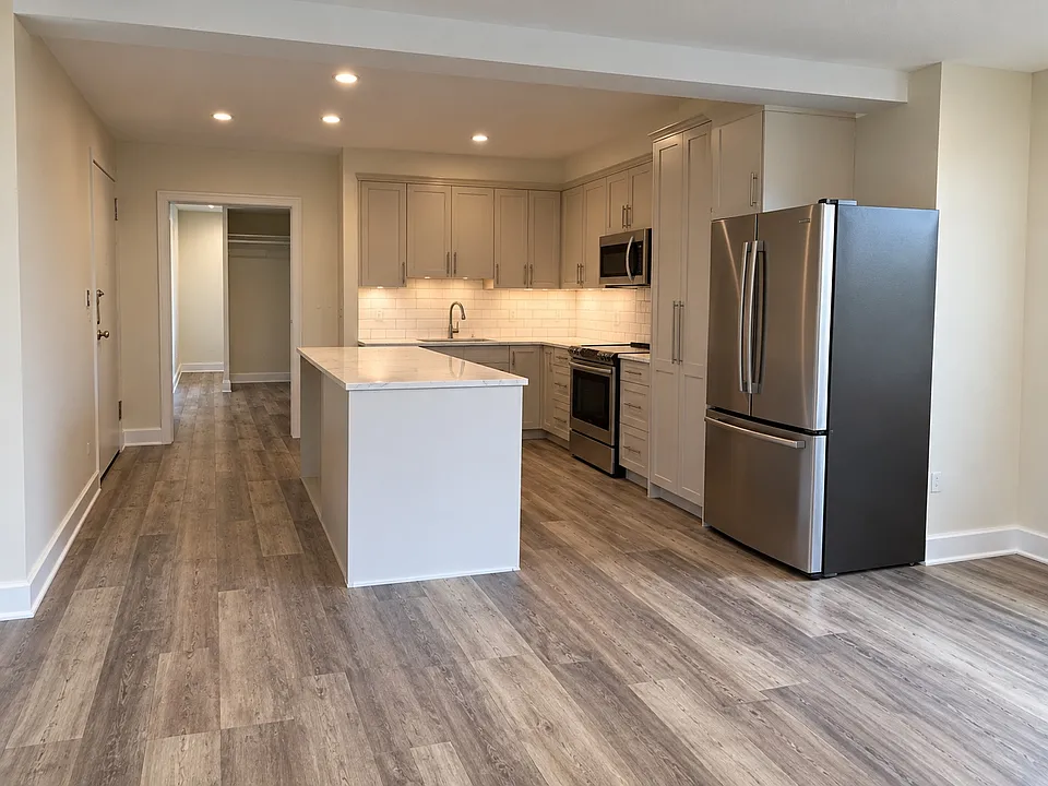 11720 Edgewater Dr #613