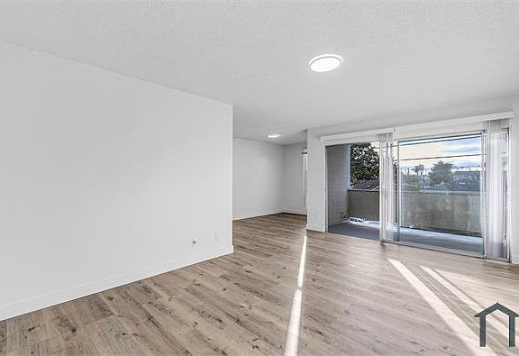 3rd image of 934 Larch St #2