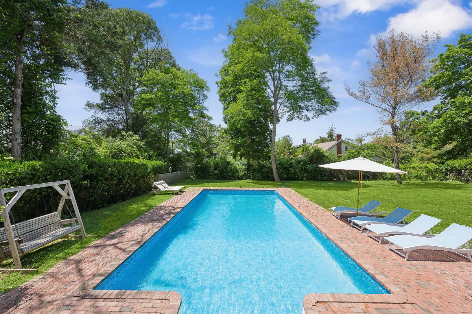  Peaceful, Quiet and Private Back-yard
