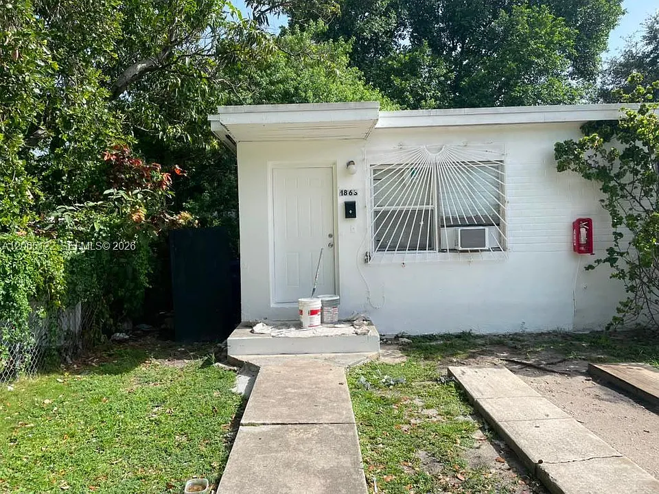1863 NW 49th St