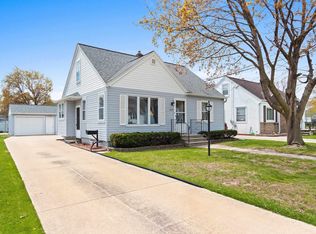 1299 Desnoyers St, Green Bay, WI 54303