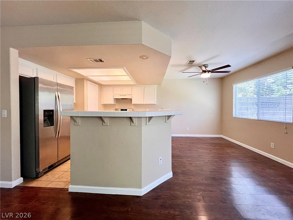 4 bed, 2.5 bath, 2074 sqft, $2,495 — Photo 4