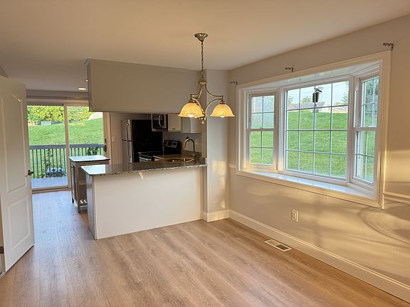3rd image of 221 Fox Hollow Dr