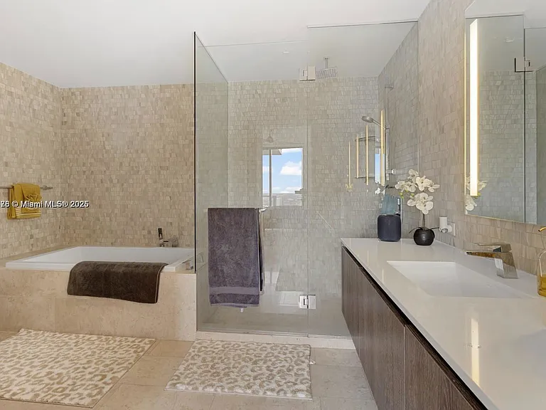 88 SW 7th St #3410 — Photo 6