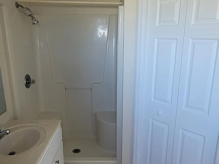 Bedroom 1 ensuite bathroom