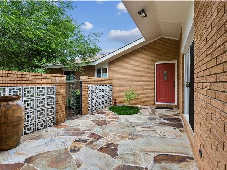 667 Brookline Dr SE — Photo 3