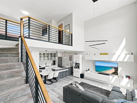 2nd image of 332 McFaull CRESCENT