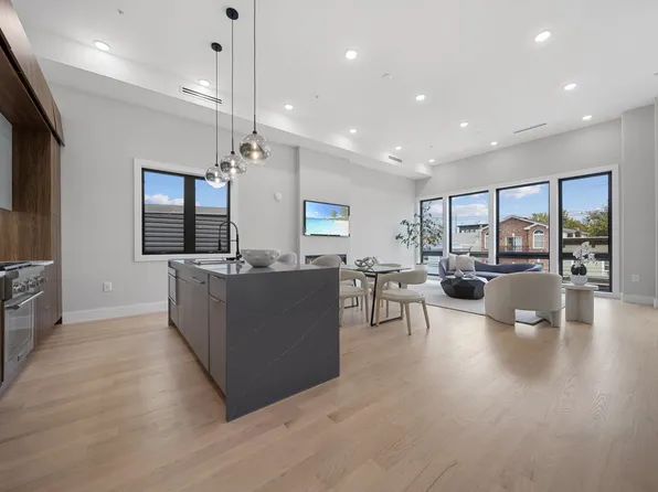 373 New York Avenue image 9 of 28