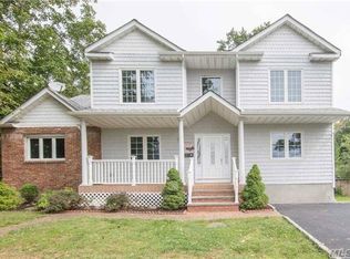 41 Merritt Rd, Farmingdale, NY 11735