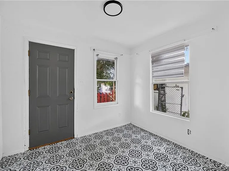 1704 Redwood Ave — Photo 10