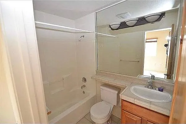 2210 Miguel Chavez Rd #411 — Photo 5