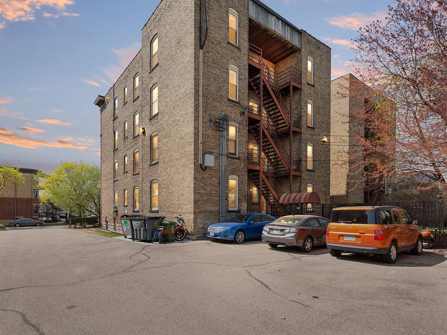 2 bed, 2.0 bath, 1300 sqft, $1,995 — Photo 2
