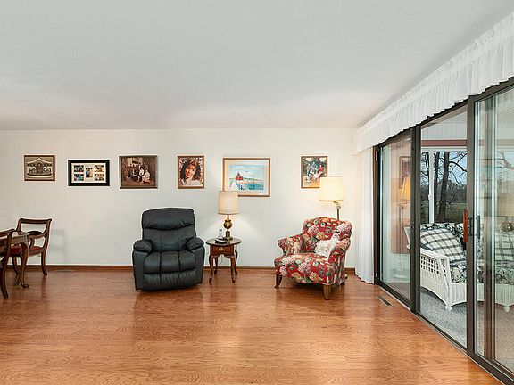 4th image of 937 Laketown Dr #10