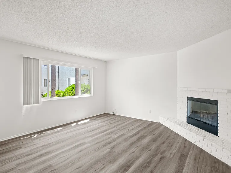 814 E Grand Ave #5 — Photo 4