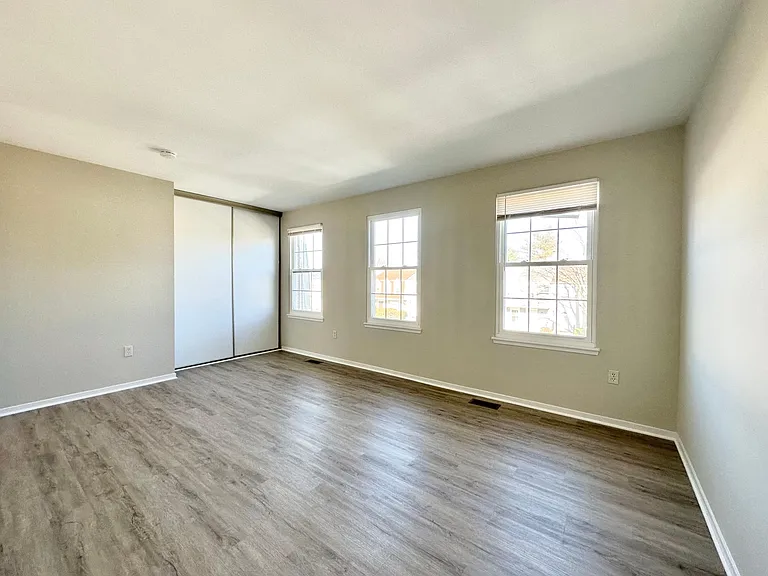 402 Carousel Ct — Photo 18