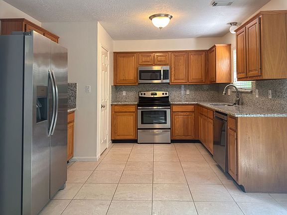 5th image of 302 Inverness St