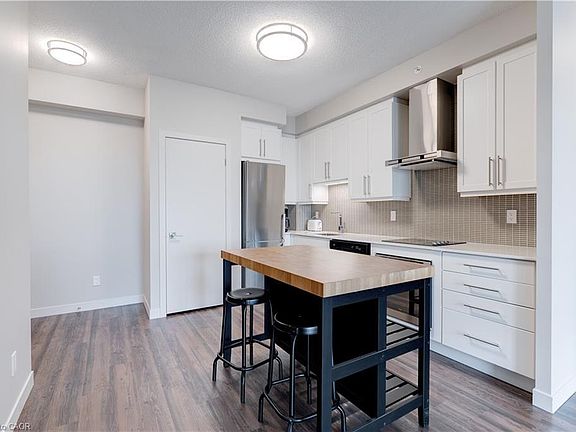 2nd image of 2081 Fairview St #1703