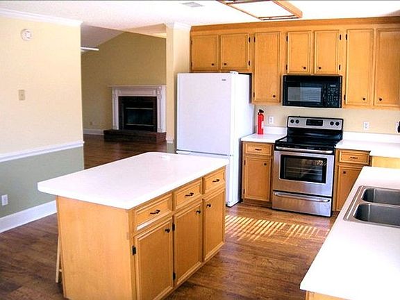 5th image of 106 Saint Clair Dr