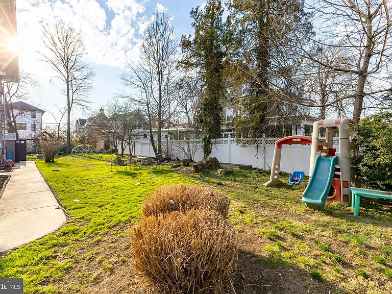 2216 Georges Ln — Photo 40