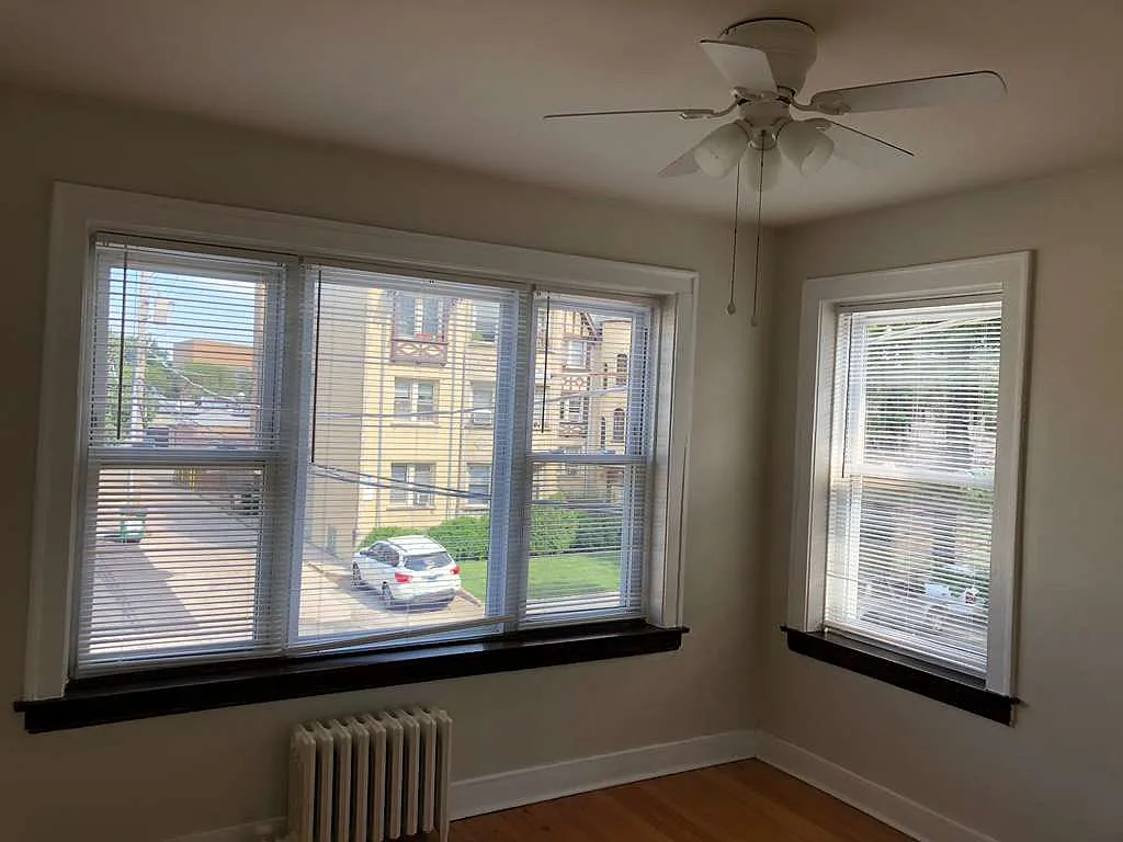 Building Photo - 5548 N Sawyer Ave #2