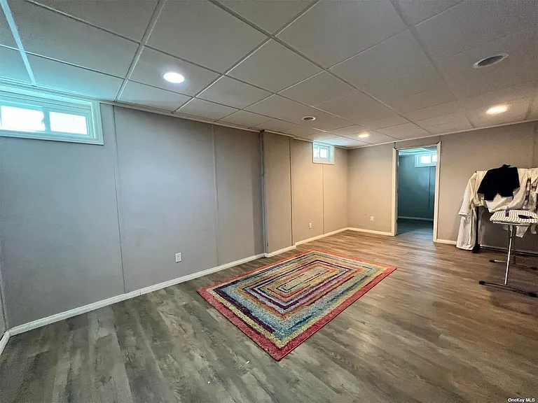 35 Willis Ave — Photo 20