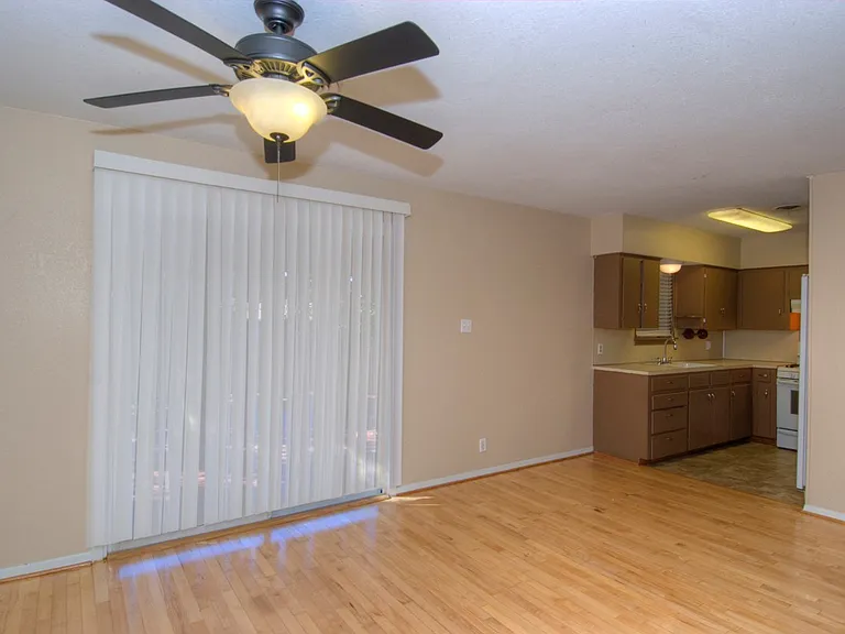 2614 Little John Ln — Photo 5